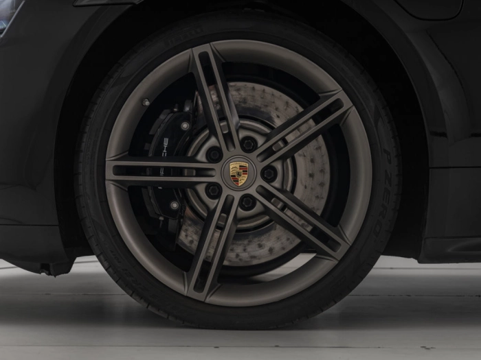 img-4 Porsche Taycan Porsche U1282654