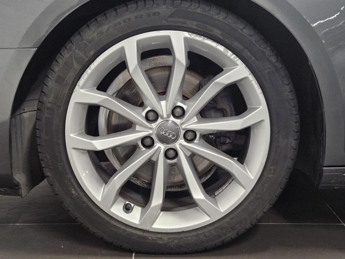 img-4 Audi A4 Audi U1281417