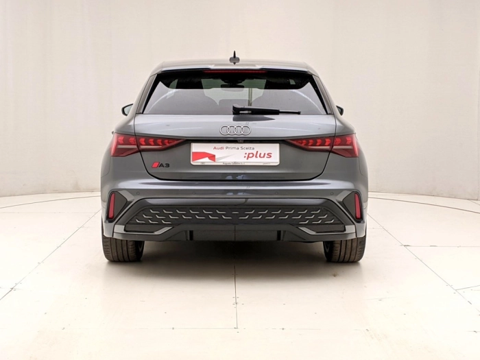 img-4 Audi Audi Audi U1282368