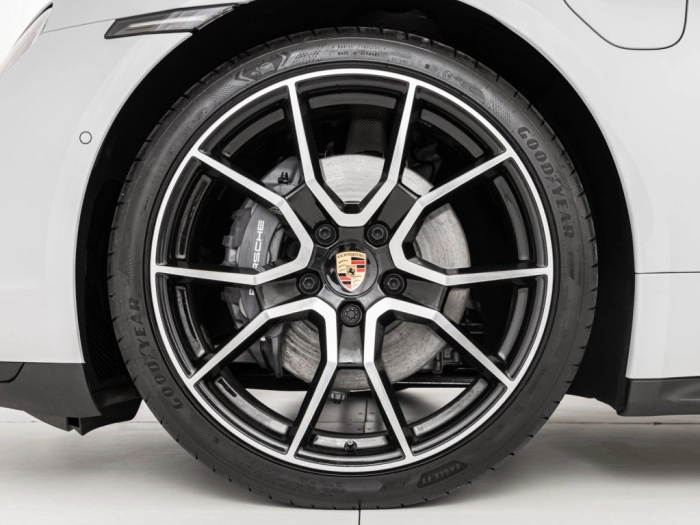 img-4 Porsche Taycan Porsche N1245637