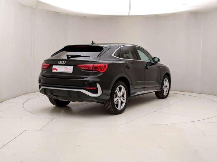 img-3 Audi Q3 Audi U1282880