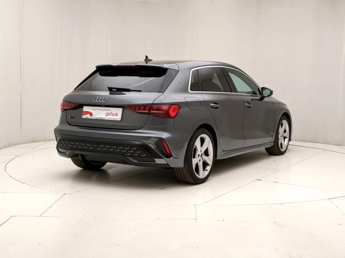 img-3 Audi Audi Audi U1282368