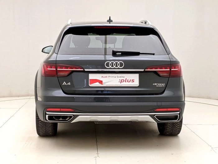 img-4 Audi A4 Audi U1283136