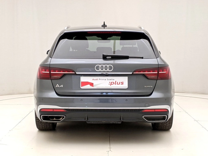 img-4 Audi A4 Audi U1282875