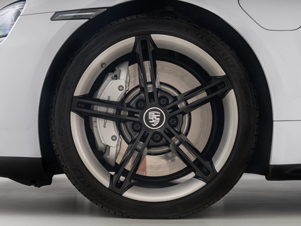 img-4 Porsche Taycan Porsche U1282839