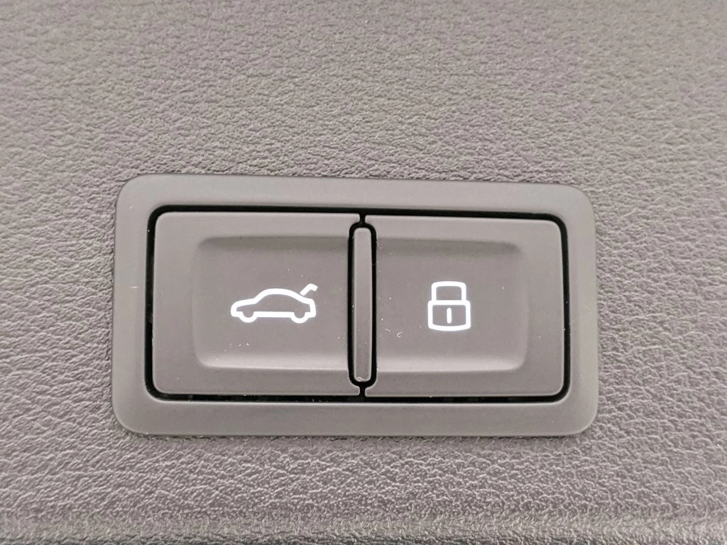 img-4 Audi A4 Audi U1280396