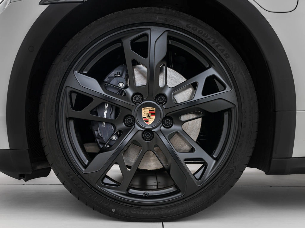 img-4 Porsche Taycan Porsche N1245385