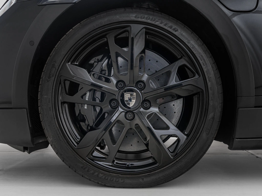 img-4 Porsche Taycan Porsche N1244836