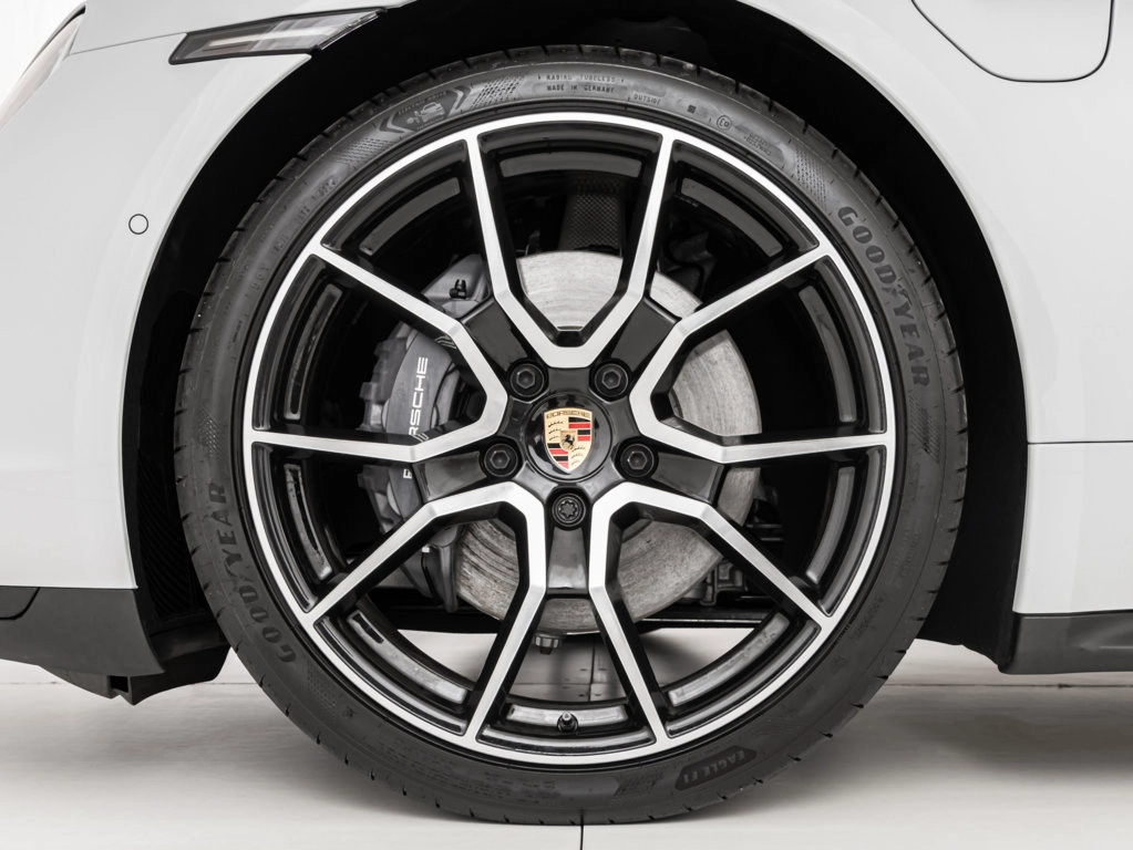 img-4 Porsche Taycan Porsche N1245637