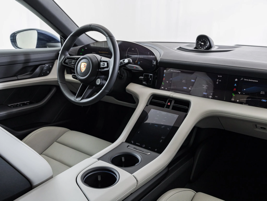 img-3 Porsche Taycan Porsche N1238465