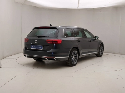 Volkswagen Passat - U1282922 